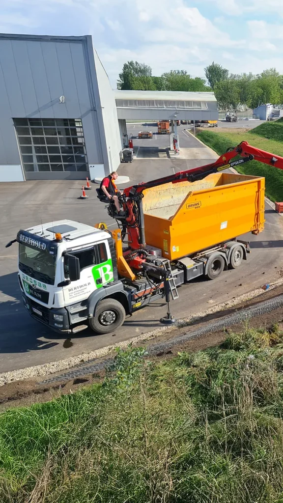LKW mit Container Service von Berthold Entsorgung